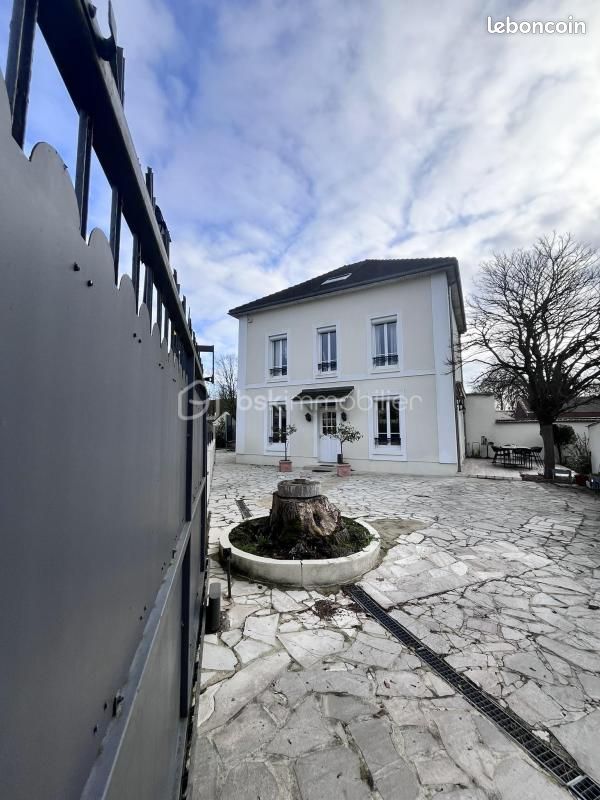 Maison 7 pièces 200 m² · à Serris · 200 m² · 585 000 €