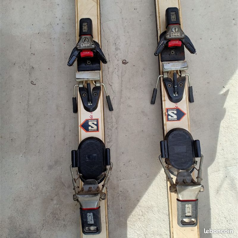 Une paire de ski (image 2)