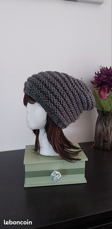 Joli bonnet slouchy gris foncé fils silver (image 1)