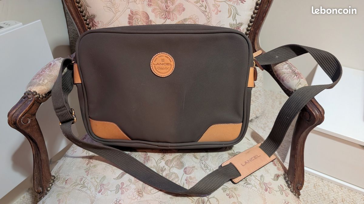 Sac besace Lancel en toile imperméable (image 1)