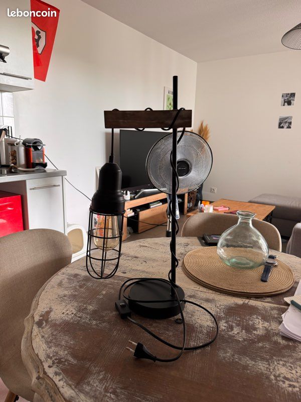 Lampe à poser industrielle (métal et bois) (image 1)