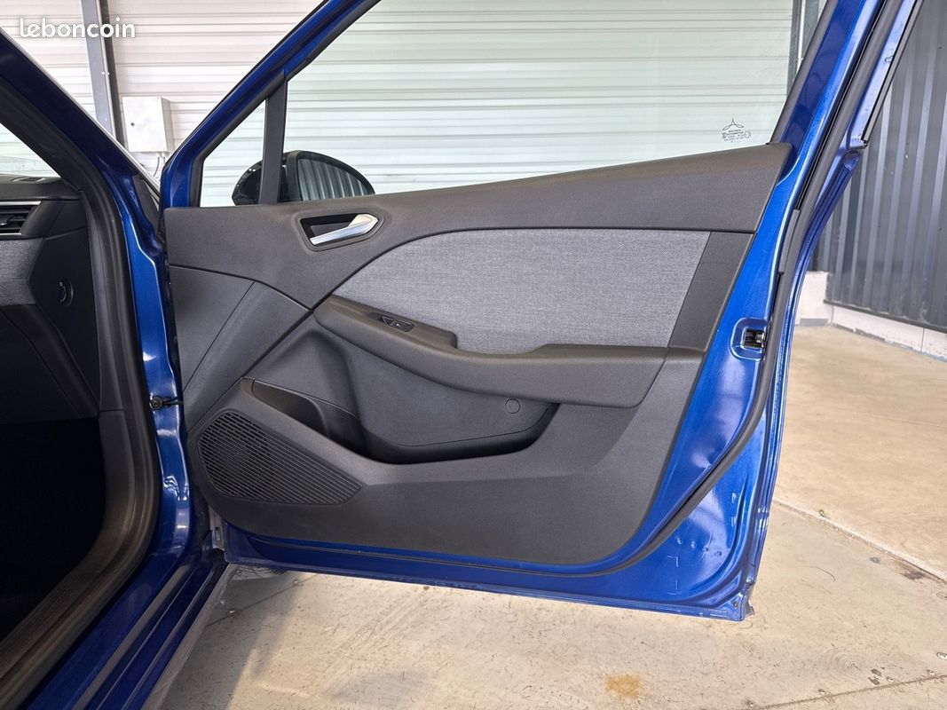 RENAULT Clio TCe 90 Techno (image 29)