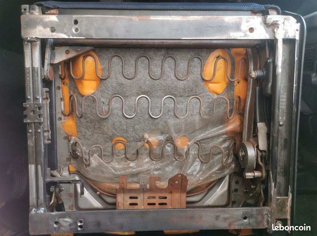 Paire de sièges baquets d'origine Subaru STI en bon état avec fixation modifiée pour installation 4x4 (image 3)