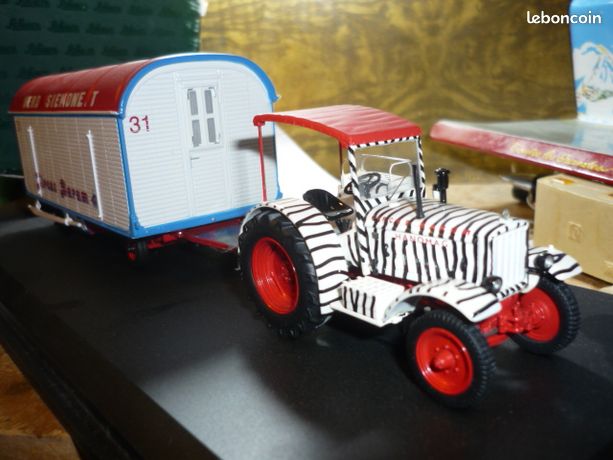 Schuco Hanomag Robust 900 Traktor mit Weihnachtsmann und Baum grün 1:32, Modellf