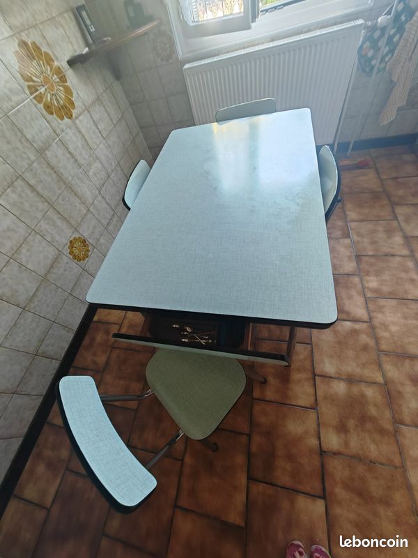 Table et 4 chaises formica année 1960 vert pâle (image 2)