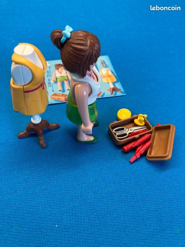 Personnage PLAYMOBIL Femme Styliste Avec Robe - Set City Life Boutique - Bon état - Pièce Détachée