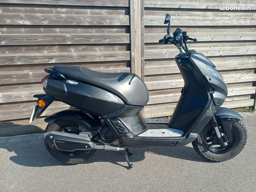 Scooter peugeot kisbee street zone 50 Motos