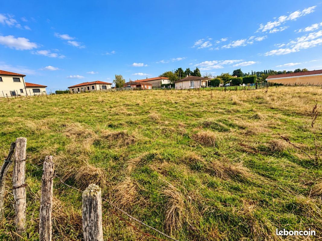 Terrain 742 m² · à Savigneux · 742 m² · 183 000 €
