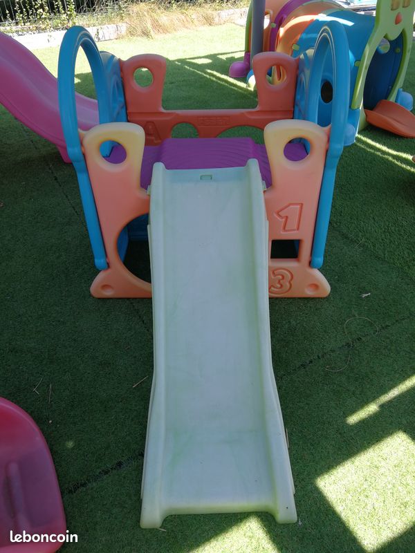Structure de jeux ou maison en dessous avec toboggan feber (image 4)
