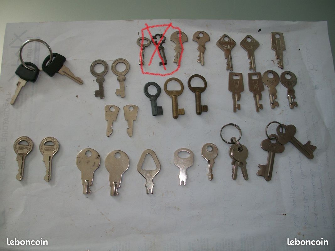 Clés diverses (anciennes , meubles , maison , auto,… laiton , alliage ,métal,..), serrures poignées,... (image 18)
