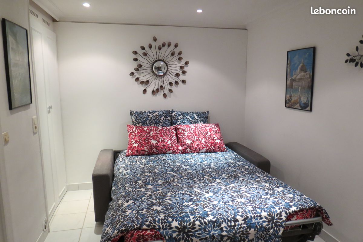 Studio indépendant 2 personnes dans villa mi-colline avec belle vue Cap d'Antibes . Parking gratuit (image 4)