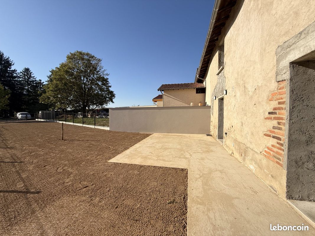 Maison 4 pièces 100 m² · à Saint-André-de-Corcy · 100 m² · 1 300 €/mois