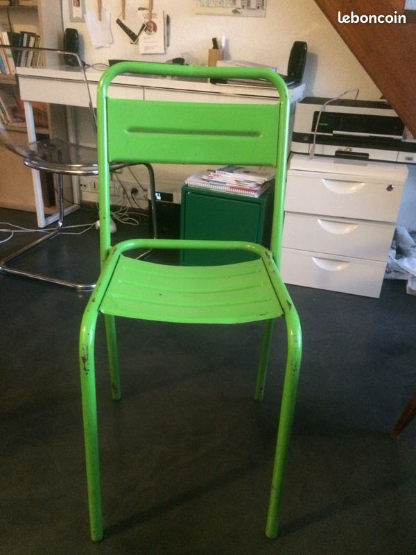 Chaise verte en métal (image 2)