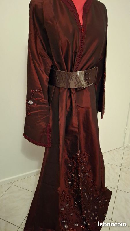 Caftan artisanal marocain avec chaussures (image 2)