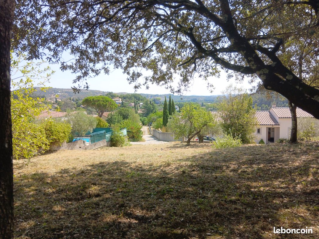 Terrain dominant tout commerce à pied · à Les Mages · 68 000 €