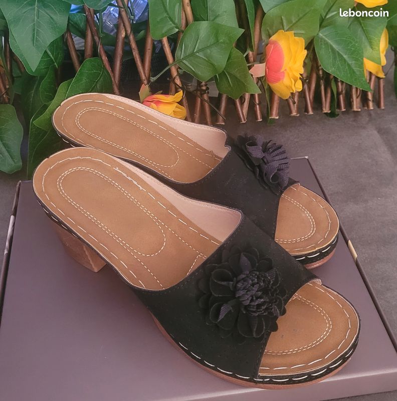 Paire de Sabots Noir – Fleur – 39 – Comme Neufs (image 3)