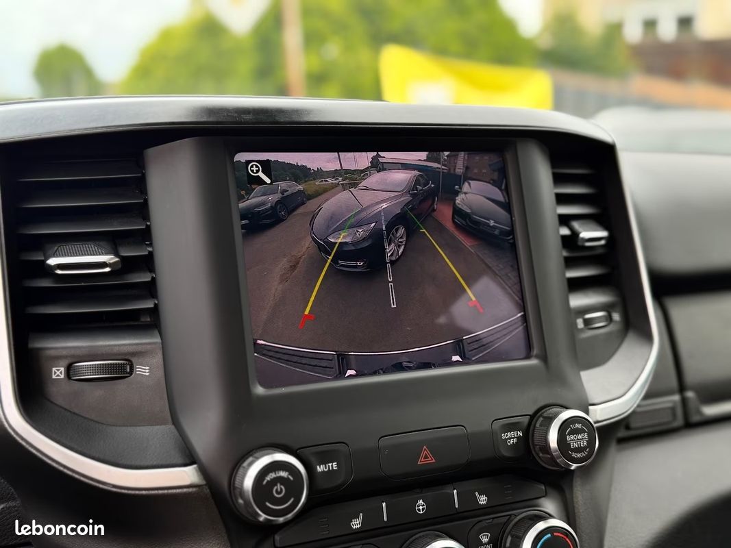 Dodge RAM 1500 Big Horn 5.7 HEMI 401 ch 4x4 – Uconnect – Caméras AV/AR – Attelage (image 16)