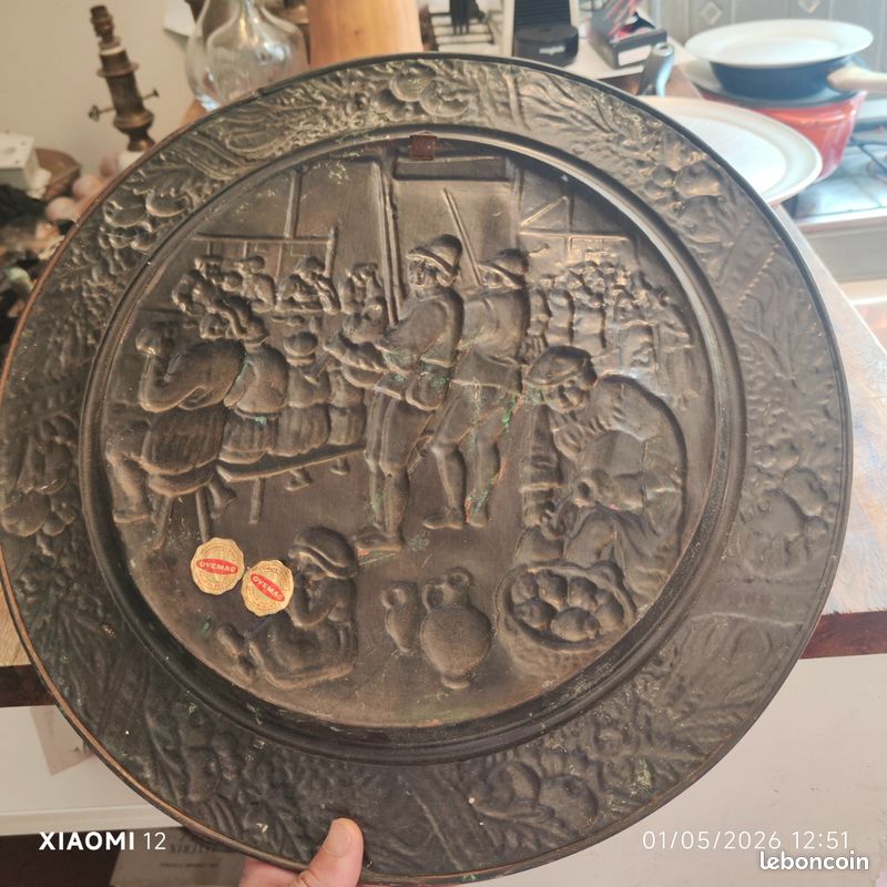 Plat décoratif en cuivre repoussé scène taverne médiévale vintage (image 2)