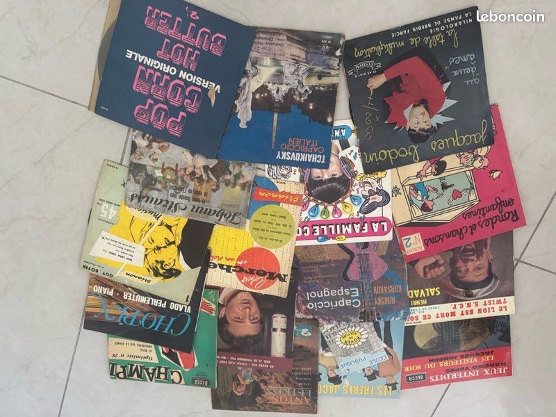 Lot de vinyles 45 tours vintage, variété française et internationale (image 1)
