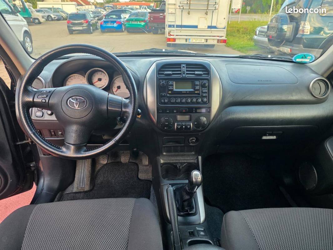 Toyota RAV4 2.0 D-4D 116 ch 4x4 Sol • Clim auto Attelage Radar de recul Barres toit (image 12)