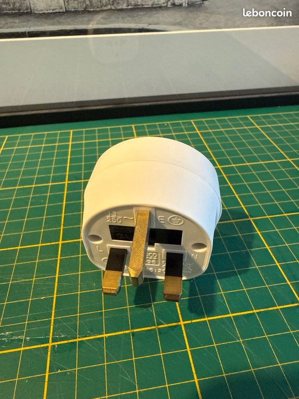 Adaptateur de voyage universel vers prise UK – Type G (image 1)