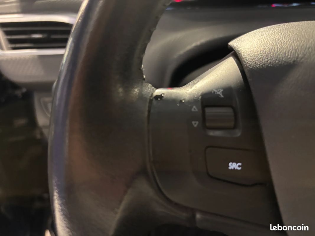 PEUGEOT 208 1.6 D 75ch STYLE - 2017 - CarPlay - Suivi complet - Régulateur de vitesse - Climatisation - Bluethoot (image 21)