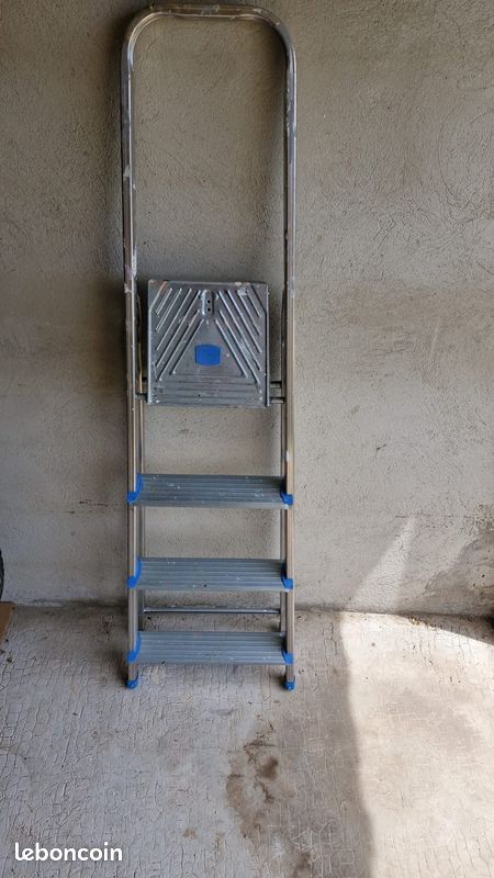 Escabeau aluminium 4 marches + plateau — pieds antidérapants — bon état (image 1)