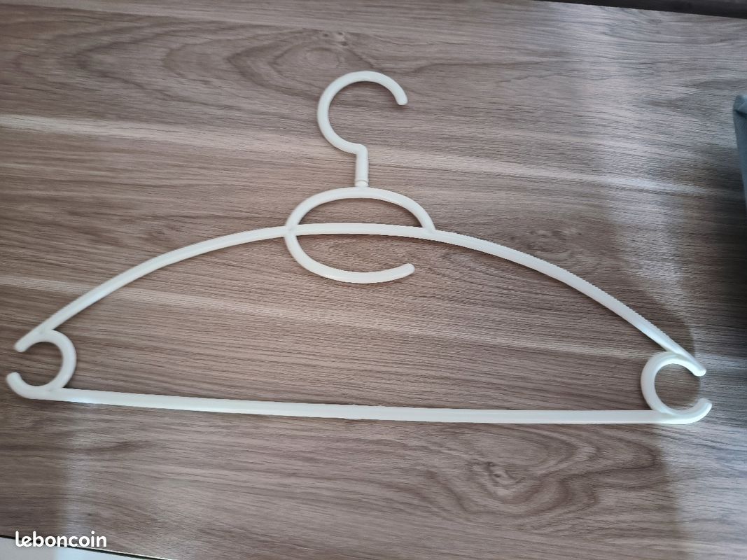 12 cintres plastique (image 3)