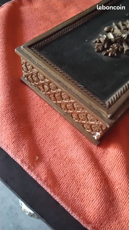 Boite bois et platre orné de décor en relief style louis XVI (image 5)