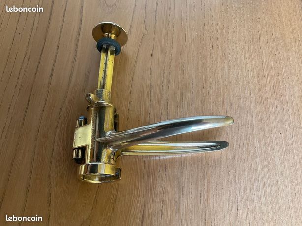 Ancienne bouchonneuse laiton  La Merveilleuse  bouche-bouteilles objet de déco
