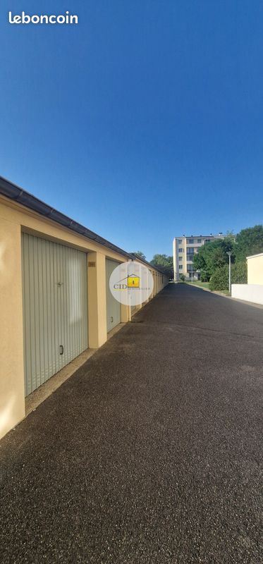 Parking/box Saint-Priest · 120 €/mois