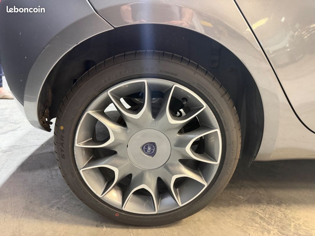 LANCIA YPSILON 1.2 70ch - suivi complet - 2 eme mains (image 17)