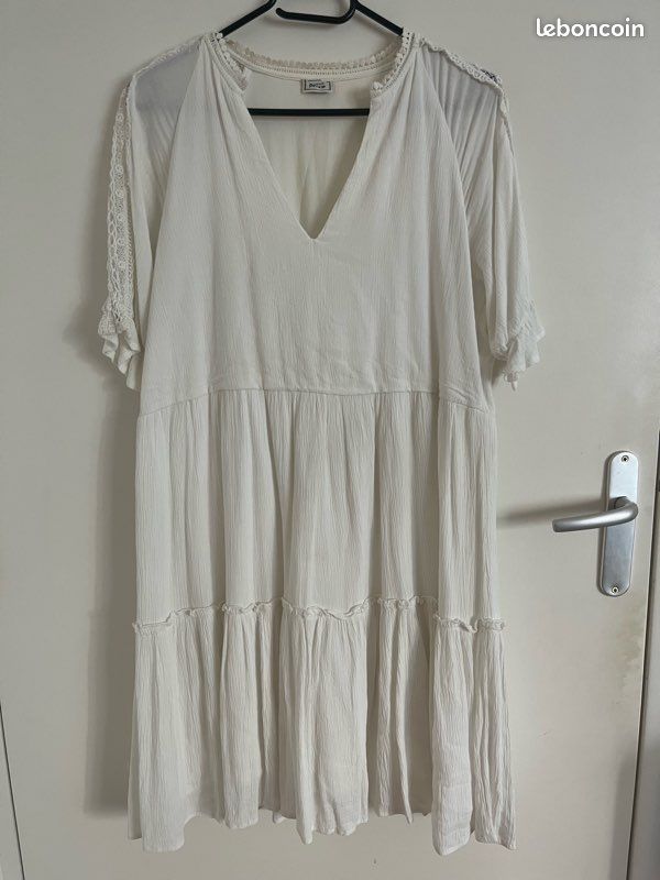 Robe blanche avec dentelles (image 1)