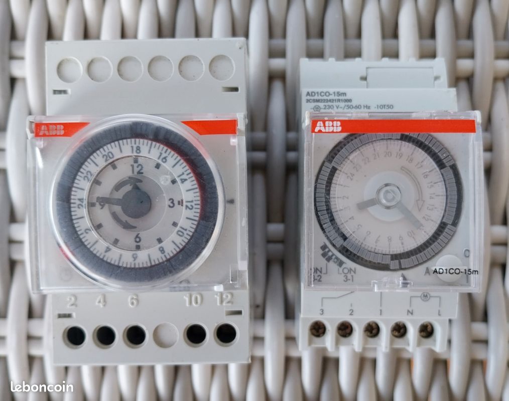 Superbe Lot Programmateur Horloge modulaire ABB 24h + Horloge Journalière AD1CO 15 minutes ABB T222421 (image 3)