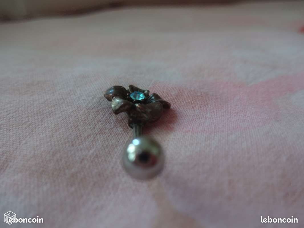 Piercing fleur bleue (jared54) (image 2)