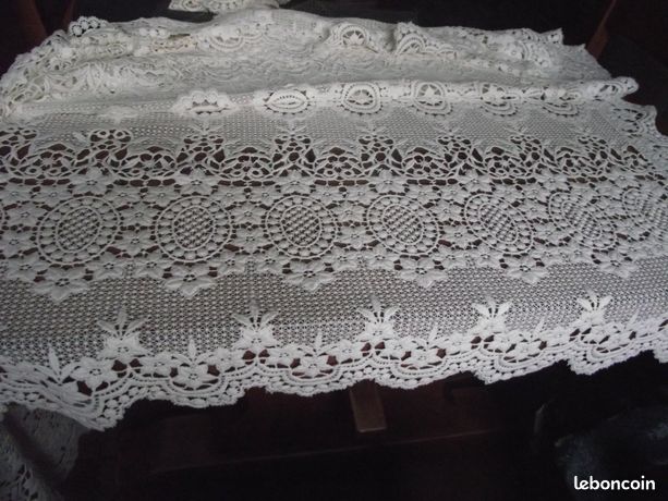LINGE ANCIEN ( napperon brodé style abécédaire