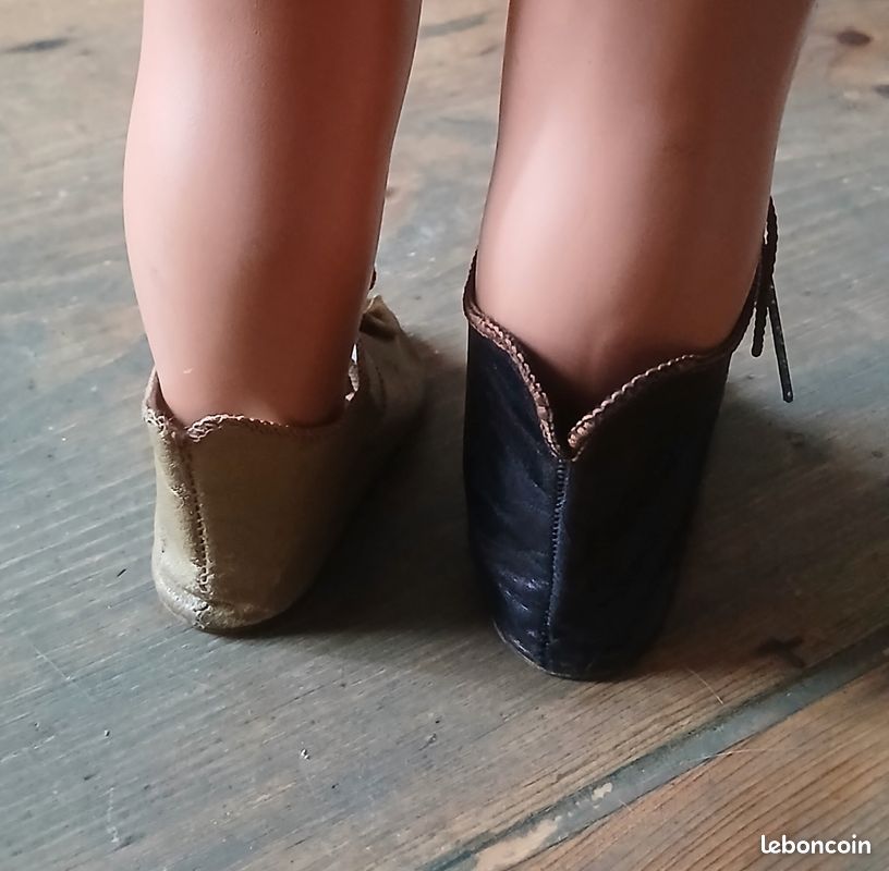 Anciens Chaussures d'enfant et d'une poupée en cuir, fait main - Label Emmaüs