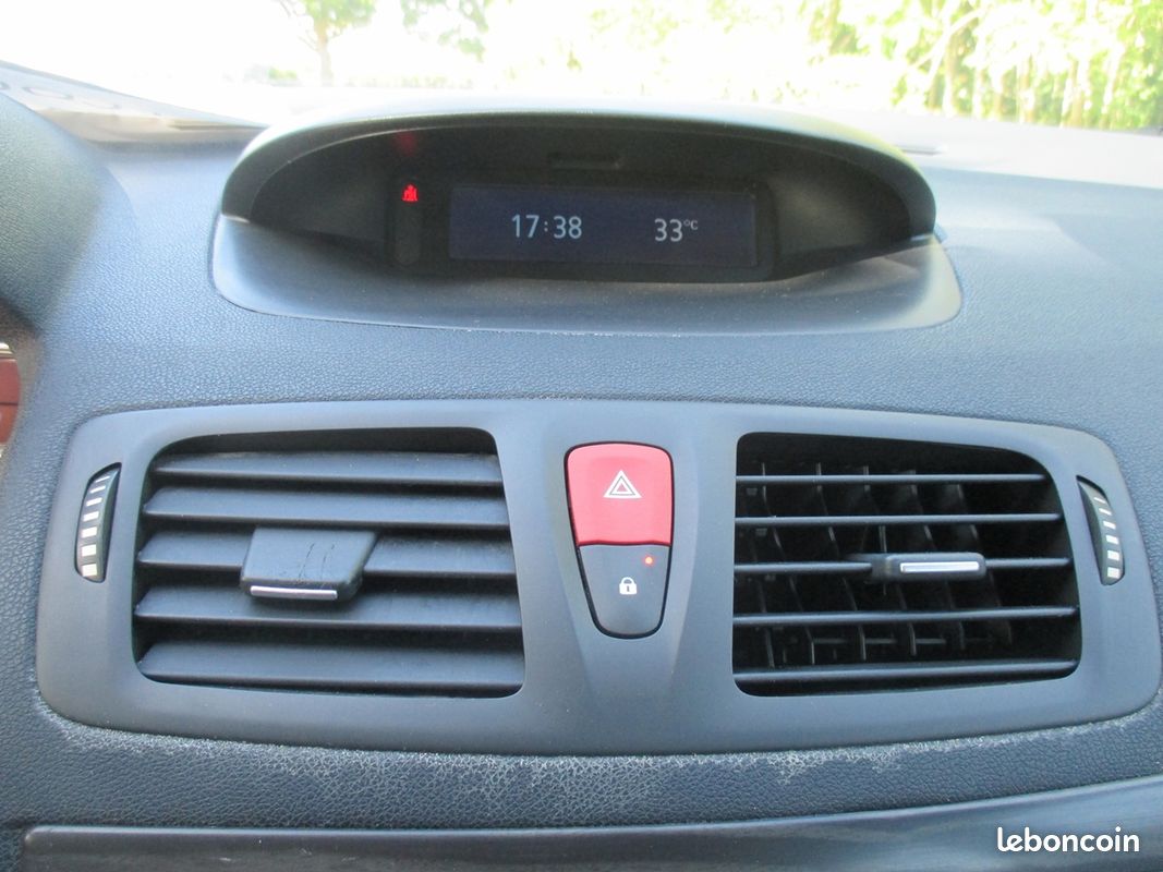 Renault MEGANE III 1.5 DCI 105CH PRIVILEGE ECO² (image 17)
