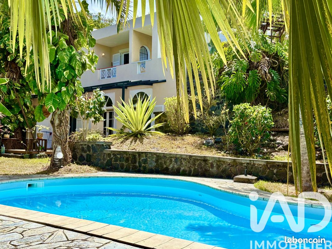 Maison 8 pièces 245 m² · à La Possession · 245 m² · 740 000 €