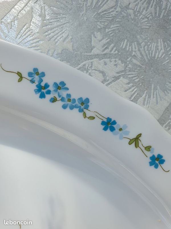 Plat de présentation ovale myosotis Arcopal - Arts de la table