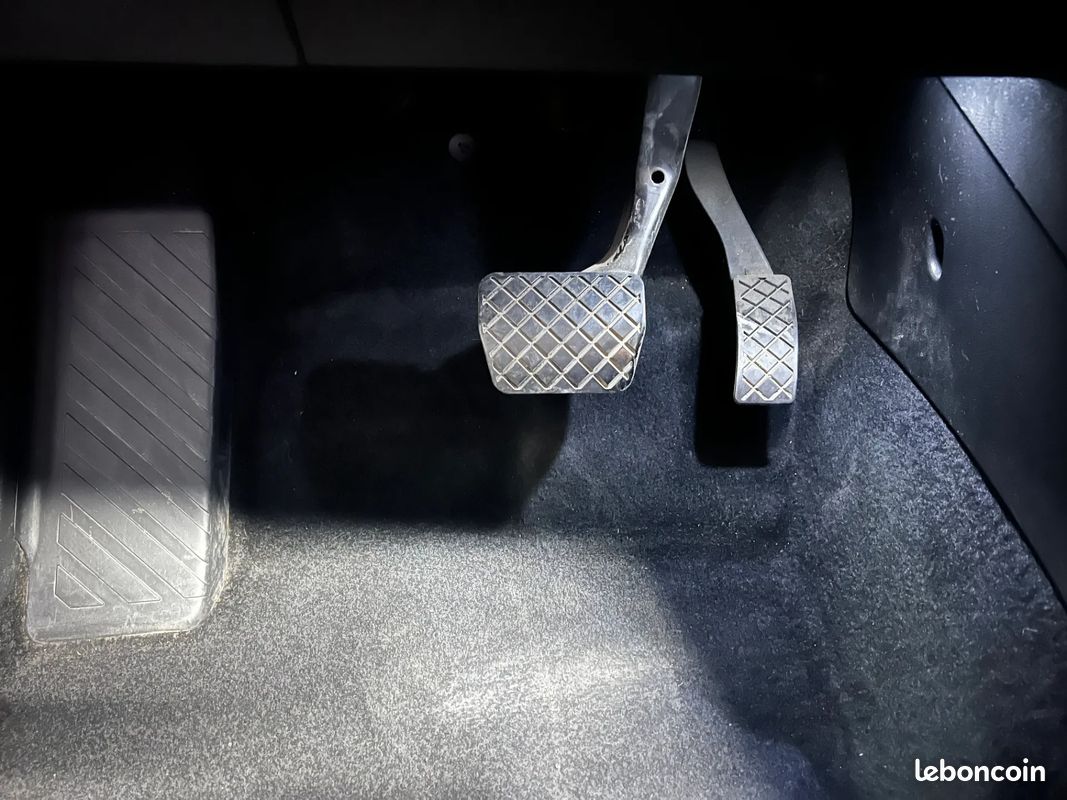 VOLKSWAGEN Tiguan 2.0 TDI 150ch Confortline - Boîte auto - CarPlay - Toit ouvrant panoramique - Régulateur de vitesse - Caméra de recul (image 30)