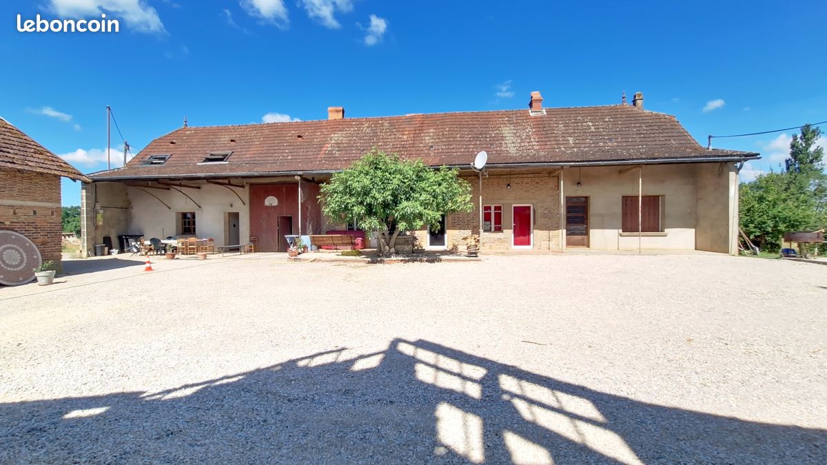 Maison 10 pièces 250 m² · à Saillenard · 250 m² · 149 000 €
