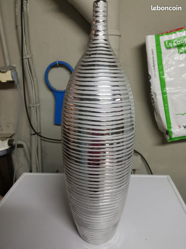 Vase decoratif argente (image 1)