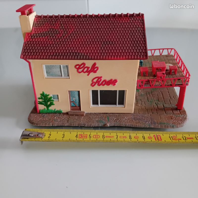 Maquette Café Arnold Rapido Avec Terrasse Et Figurines - Décor Miniature Réaliste