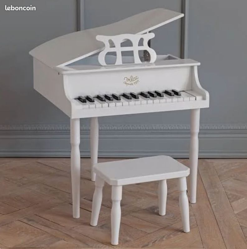 Piano Droit Miniature Blanc Avec Tabouret Et Partition – Décoration Maison De Poupée, Meuble Miniature, Instrument échelle