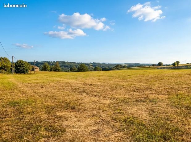 Terrain à bâtir de 1500 m² à LE ROUGET (15)