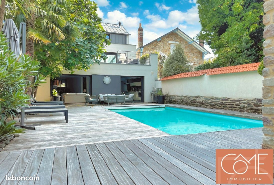 Villa d'exception rue privée avec piscine et terrasses