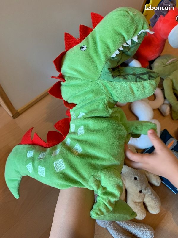 Lot Peluches Bébé + livres tissus + 1 arche de poussette + poupée dinosaures (image 2)