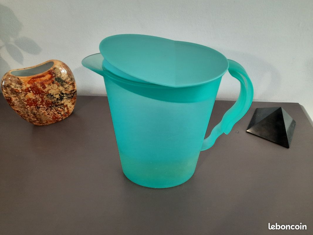 Pichet empilable 1 litre en polypropylène avec couvercle vert