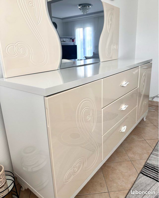 Je vends une magnifique commode moderne couleur crème / beige laqué avec grand miroir assorti (image 2)